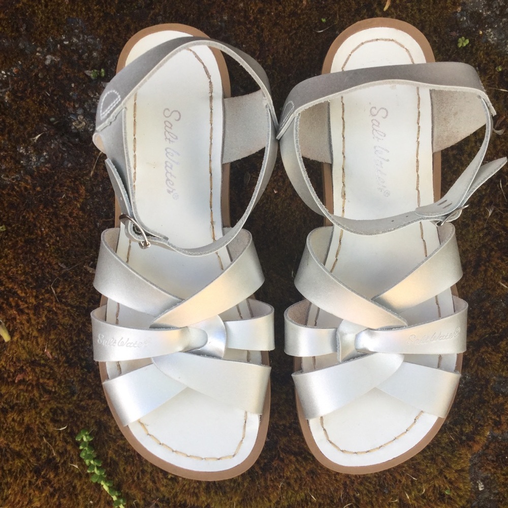 Silver Leather Hoy Salt Water Sandals Size 6